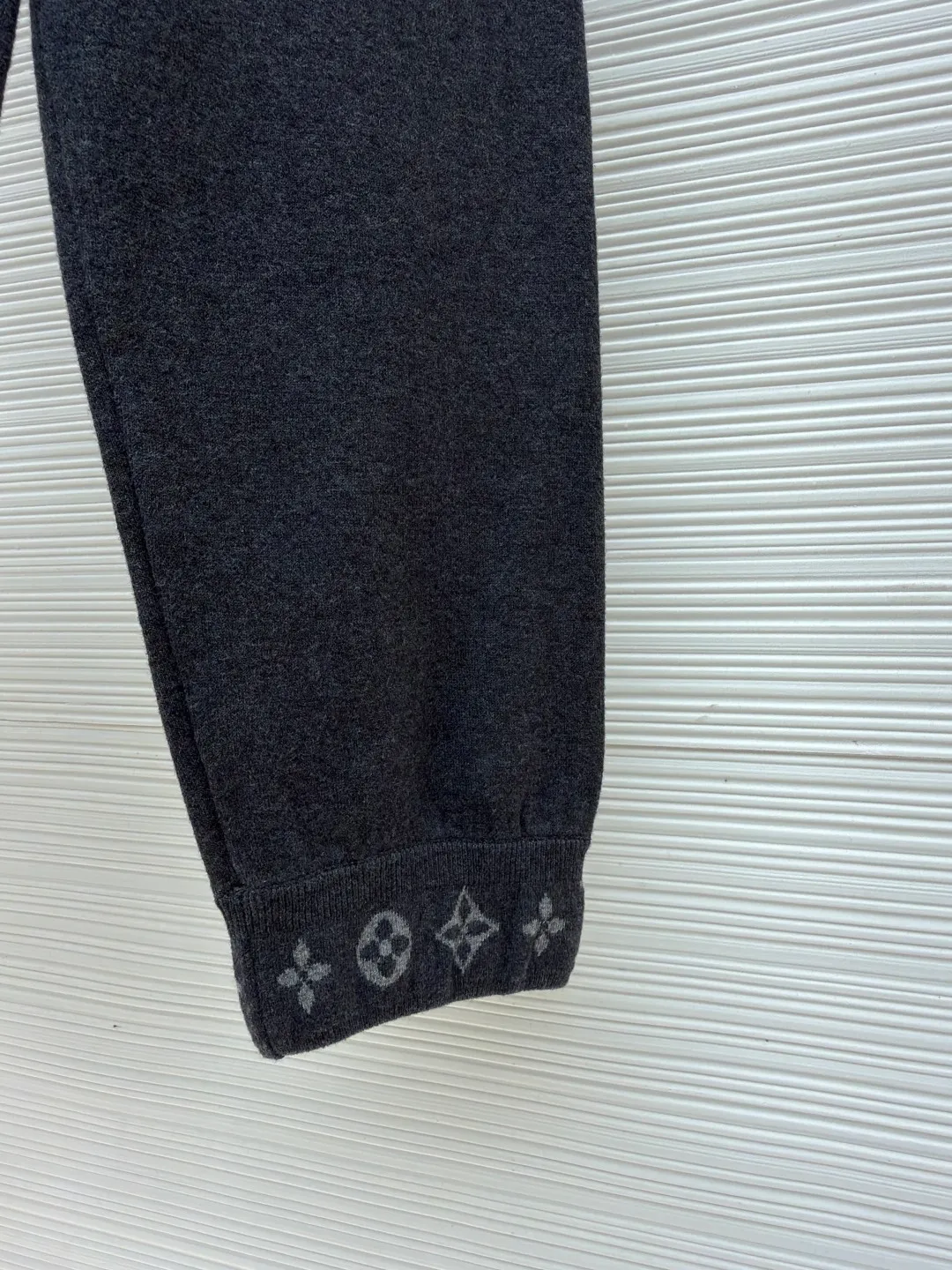 LOUIS VUITTON wool knitted printed leggings trousers ●Original version: Purchased and developed by 13100 ●Item number: 1682079-B70 ●Fabric: wool blended fabric ●Technology: knitted ●Color: gray ●Version: fitted version ●Weight: about 500 grams ●Size: S-M-L-XL ●Description: Wool custom-dyed with 48s cashmere blended imported yarn, imported Stoll 14-needle double-sided jacquard process, a single piece takes 280 minutes per piece, the pockets are made of 60s modal cotton, the cashmere feels very soft and waxy, with high warmth retention, custom-made logo zipper, specific three-label washing, the overall routing is straight and delicate, the fabric is comfortable and soft, the color is consistent and no color difference It can be matched with the same style to create a fashionable look, and can be used in various occasions. Customized accessories, complete with three standards, same style for men and women!